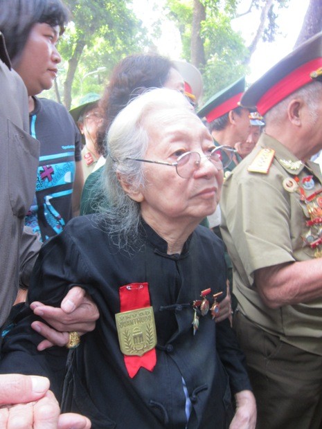 Bà Nguyễn Thị Bích Thảo (90 tuổi, ở phố Lý Nam Đế, Hà Nội) - một trong những chiến sĩ Quyết tử quân Trung đoàn Thủ đô năm xưa. Người cựu chiến binh này đã tham gia cách mạng từ năm 17 tuổi.