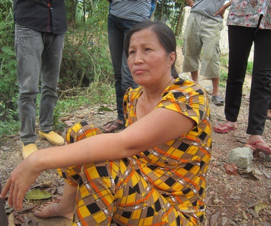 Chị Trần Thị Luân kể lại sự việc với phóng viên trong sợ hãi.