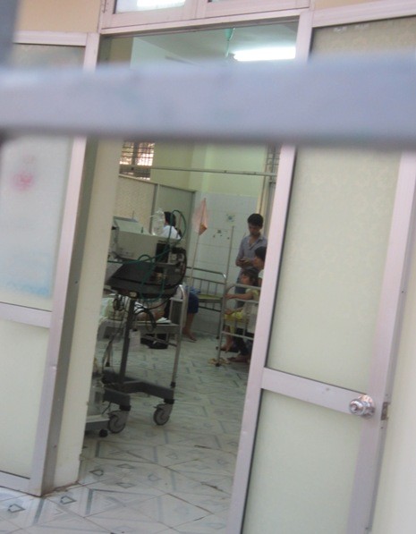 Phòng điều trị của nạn nhân Nguyễn Thị Vân nhìn từ bên ngoài.