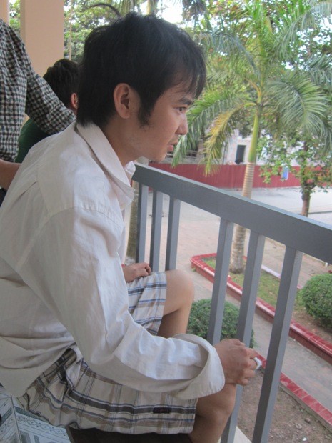 Công nhân Phan Đình Nguyên kể lại sự việc cho phóng viên tại Bệnh viện Đa khoa thị xã Phú Thọ.