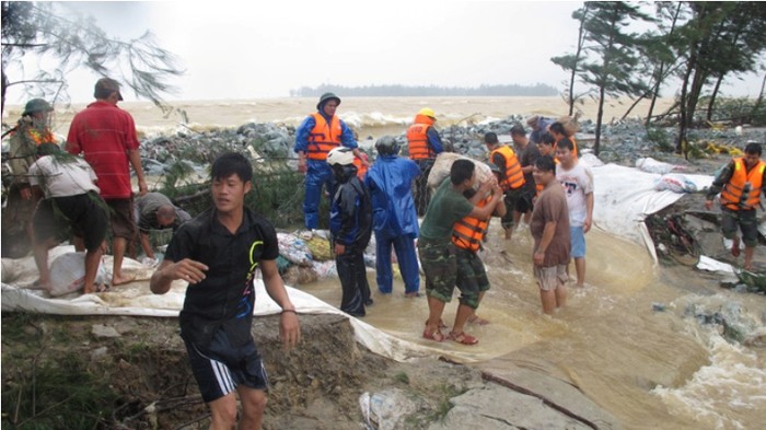 Lực lượng chức năng cùng người dân đang khẩn trương khắc phục hậu quả do bão số 11 gây ra. (Ảnh: Tuổi Trẻ)