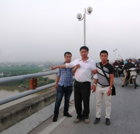 Lực lượng chức năng áp giải Nguyễn Mạnh Tường (áo trắng) ra cầu Thanh Trì để chỉ nơi ném xác nạn nhân xuống sông.