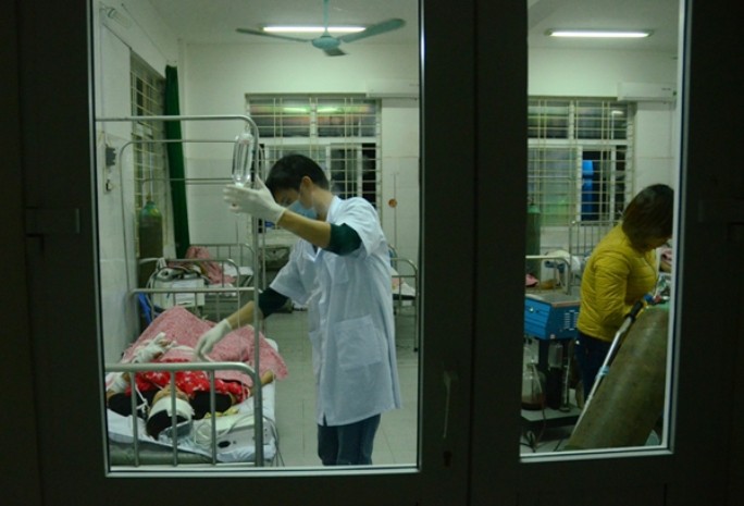 Hàng chục bệnh nhân đang được cấp cứu tại Bệnh viện Đa khoa huyện Bảo Yên. (Ảnh: Báo Lào Cai)