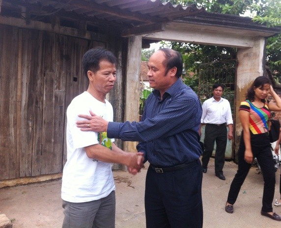 Phó Chủ tịch Thường trực UBND tỉnh Bắc Giang (phải) tới thăm hỏi gia đình ông Nguyễn Thanh Chấn vào chiều 7/8.