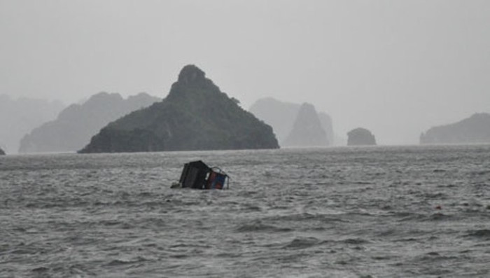 1 nhà bè tại Hạ Long bị sóng đánh chìm. (Ảnh: Báo Quảng Ninh)