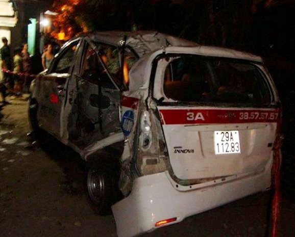 Chiếc taxi bị hư hỏng nặng sau vụ tai nạn.