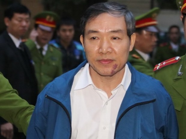 Dương Chí Dũng trong lúc được đưa vào phòng xét xử sáng ngày 12/12. (Ảnh: TTXVN)