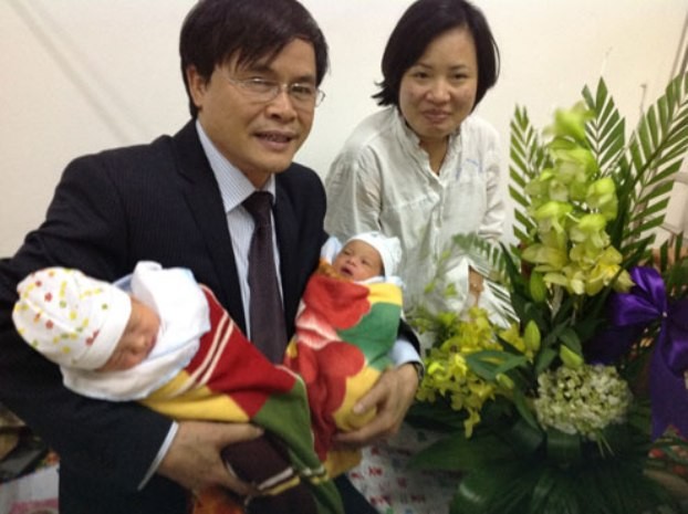 Tiến sĩ Vệ thăm mẹ con chị Dung tại bệnh viện Phụ sản Trung Ương.