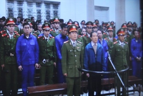Dương Chí Dũng và các đồng phạm nghe tòa tuyên án vào ngày 16/12/2013.