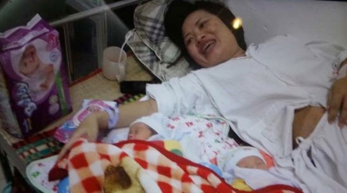 Chị Dung cùng 2 con khi mới sinh tại bệnh viện.