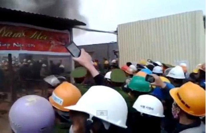 Rất đông công nhân tập trung trước cổng Nhà máy Samsum Thái Nguyên thời điểm xảy ra vụ việc.