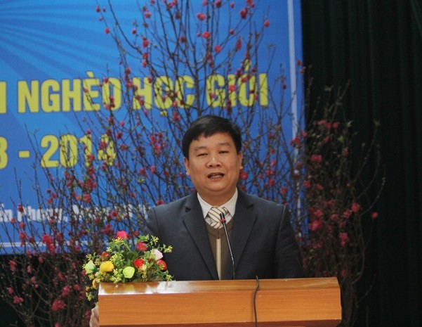 Ông Nguyễn Tiến Bình phát biểu tại buổi lễ tặng quà.