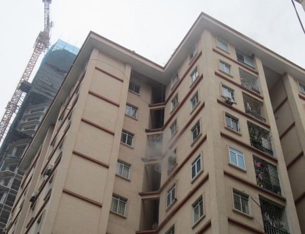 Ngọn lửa bốc lên từ tầng 8 của tòa nhà cao 11 tầng.