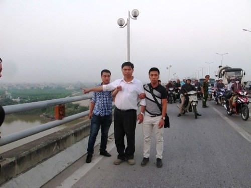 Nguyễn Mạnh Tường được đưa ra cầu Thanh Trì chỉ nơi ném thi thể nạn nhân xuống sông vào ngày 22/10/2013.