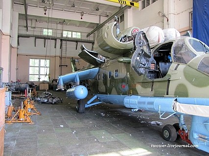 Một chiếc Mi-24 trong nhà chờ