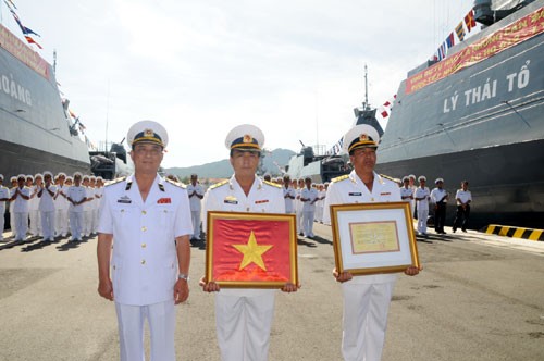 Phó Đô đốc Nguyễn Văn Hiến trao Quốc kỳ và Quyết định cho ban chỉ huy tàu