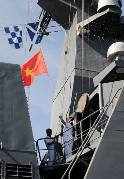 Kéo cờ Tổ quốc trên tàu Lý Thái Tổ