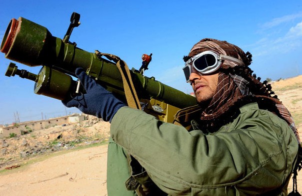 Phiến quân Libya đang hướng một quả rocket nã về phía quân chính phủ (minh hoạ)