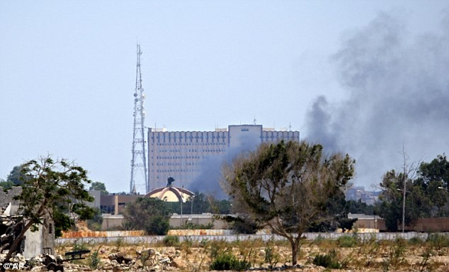 Gaddafi cho biết khu dinh thự Bab Al-Aziziya của ông đã bị không quân của NATO san phẳng bằng 64 đợt không kích.