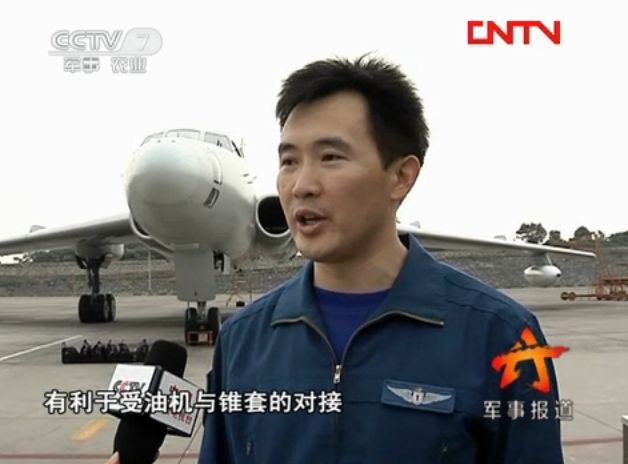 Tiêm kích J-10 Trung Quốc luyện bay “xâu kim”, tiếp dầu trên không