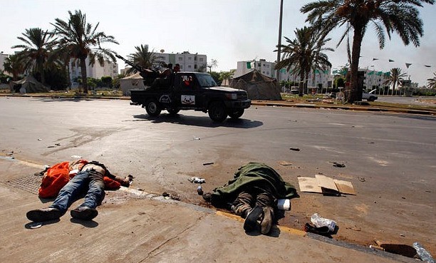 Phiến quân Libya bao vây, tấn công, sục sạo trong tư dinh của đại tá Gaddafi