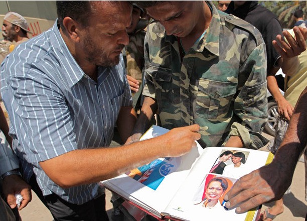 Các chiến binh của phe nổi dậy cũng đã bắt giữ được nhiều tài liệu, vật chứng quan trọng của các thành viên trong gia đình đại tá Gaddafi.