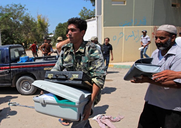 Phiến quân Libya bao vây, tấn công, sục sạo trong tư dinh của đại tá Gaddafi