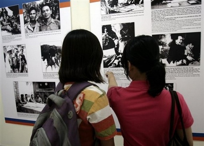 Những bức ảnh được các phóng viên nước ngoài chụp tại cuộc triển lãm được tổ chức tại Hà Nội nhân sự kiện người anh cả của Quân đội Nhân Dân Việt Nam tròn 100 tuổi. Chúc Đại tướng luôn mạnh khỏe, mãi mãi là tấm gương của lớp trẻ Việt Nam.