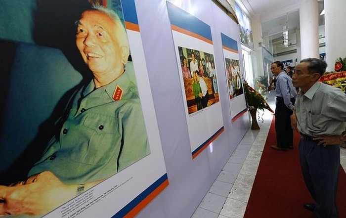 Những bức ảnh được các phóng viên nước ngoài chụp tại cuộc triển lãm được tổ chức tại Hà Nội nhân sự kiện người anh cả của Quân đội Nhân Dân Việt Nam tròn 100 tuổi. Chúc Đại tướng luôn mạnh khỏe, mãi mãi là tấm gương của lớp trẻ Việt Nam.