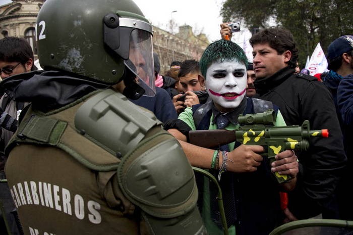 Ngày 25/8/2011 lực lượng cảnh sát chống bạo động của Chile trong nai nịt gọn gàng, sẵn sàng đảm bảo an ninh sau khi việc người biểu tình chống đối cải cách đang lan rộng ở nước này.