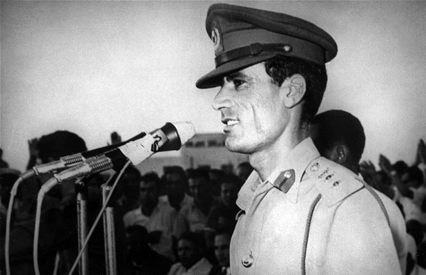 Ông Muammar Abu Minyar al-Gaddafi1 được gọi đơn giản là Đại tá Gaddafi; sinh năm 1942 đã là lãnh đạo trên thực tế của Libya từ một cuộc đảo chính năm 1969.