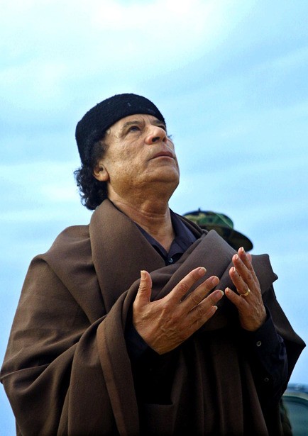 Gaddafi vào viện hàn lâm quân sự ở Benghazi năm 1963, nơi ông và vài người bạn thành lập một nhóm bí mật với mục đích lật đổ chế độ quân chủ Libya có lập trường ủng hộ phương Tây.