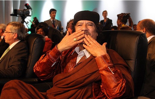 Không giống như các nhà cách mạng quân sự khác, Gaddafi không tự thăng mình lên hàm tướng ngay khi nắm quyền, mà chấp nhận một nghi lễ thăng chức từ đại uý lên đại tá và vẫn giữ cấp hàm này cho đến ngày nay.
