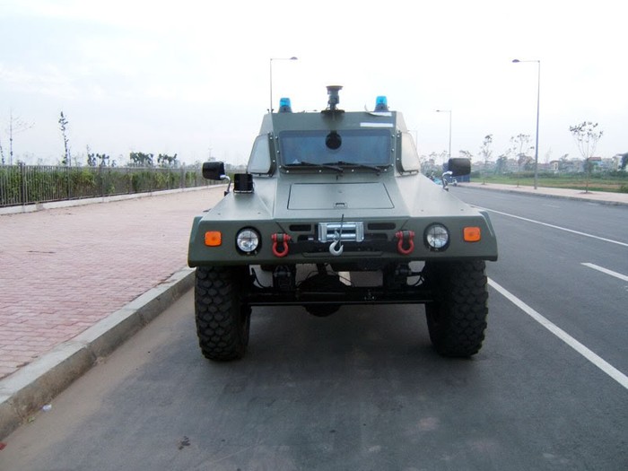Xe bọc thép chống mìn, trinh sát và cảnh báo Ram 2000 Xuất hiện lần đầu tiên trên đường phố vào tháng 11/2006 khi lực lượng an ninh làm nhiệm vụ bảo vệ sự an toàn của các lãnh đạo quốc tế đến tham gia Diễn đàn kinh tế châu Á - Thái Bình Dương (APEC) 2006 được tổ chức tại Hà Nội.