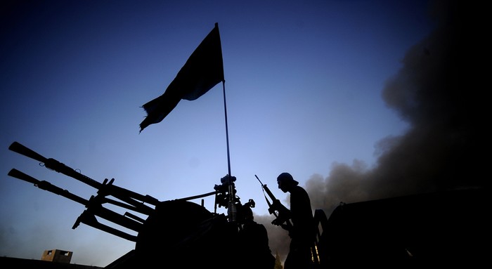 1.Các binh sỹ thuộc phe nổi dậy tấn công vào các mục tiêu của đại tá Gaddafi ở Abu Salim ở phía nam thủ đô Tripoli.