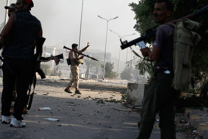 16.Lực lượng nổi dậy sử dụng hoả lực diệt tăng để tấn công vào các ổ đề kháng của quân đội chính phủ Libya.