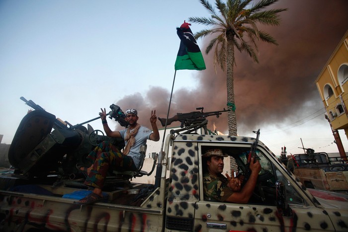 17. Phiến quân Libya giơ cao biểu tượng chiến thắng