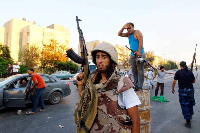 18. Phiến quan Libya mặc những trang phục không thống nhất.