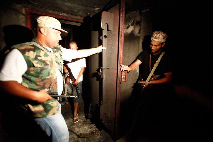 21.Một đường hầm bí mật của đại tá Gaddafi đã được mở ra, cánh cửa được đúc bằng thép rất dày và kiên cố