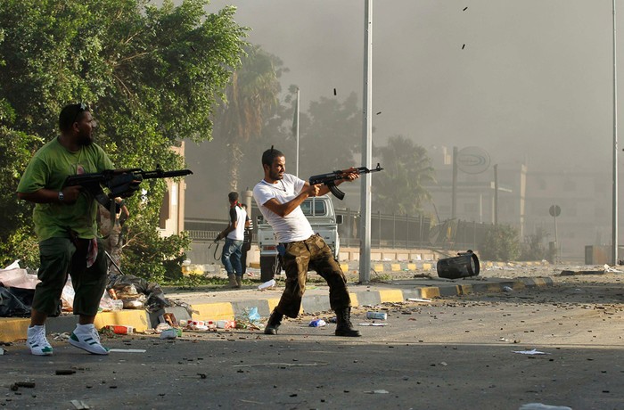 7. Phiến quân Libya vãi đạn về phía quân đội của đại tá Gaddafi.