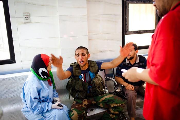 8. Một phiến quân Libya kể lại cảnh đồng đội của anh ta bị bắn trọng thương