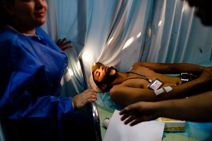 9. Một phiến quân Libya đang được điều trị tại bệnh viện trung tâm Tripoli.