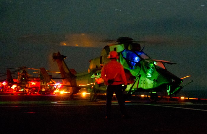 Các bức ảnh được đăng tải trên mạng internet ghi lại cảnh các máy bay trực thăng chiến đấu của Hải quân Pháp đang tác chiến ngoài khơi bờ biển Libya trung tuần tháng 8 này.
