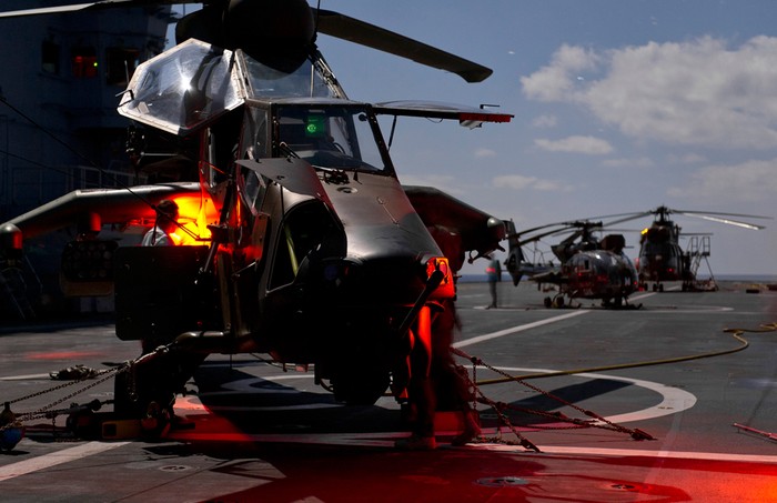 Những trực thăng vũ trang của đơn vị phản ứng nhanh hàng không số 473 thuộc biên chế của chiến hạm đổ bộ Mistral của quân đội Pháp.
