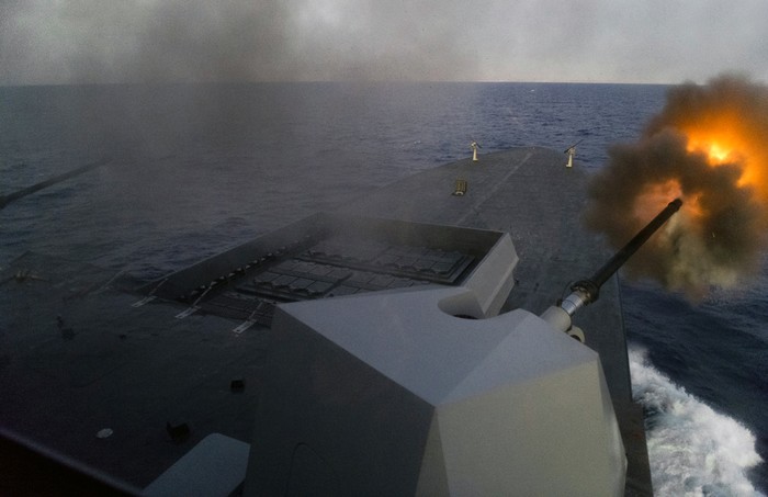 Khu trục hạm tên lửa Chevalier Paul AAW của Hải quân Pháp đang dội hoả lực vào môt mục tiêu trên bộ của quân đội trung thành với đại tá, Tổng thống Libya Gaddafi.