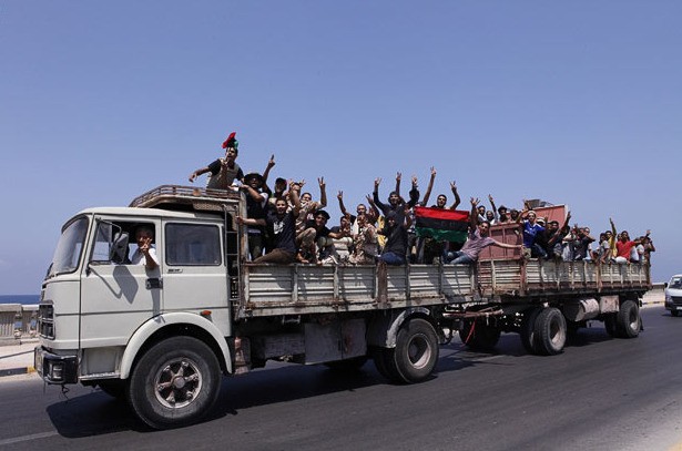 11. Những đoàn xe chở lực lượng nổi dậy đi truy kích đại tá Gaddafi.