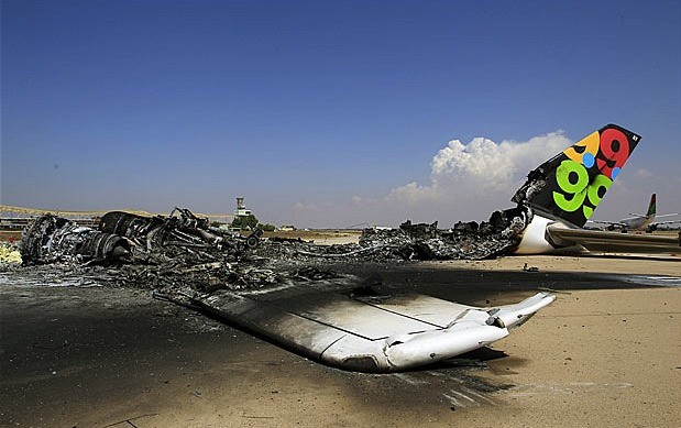 3. Một chiếc phi cơ riêng của đại tá Gaddafi bị phá tan tành tại sân bay Tripoli.