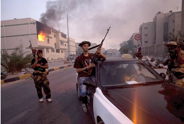 4. Phe nổi dậy có mặt trên tất cả các con phố ở Tripoli.