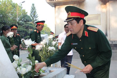 Đại tướng Phùng Quang Thanh viếng mộ mười nữ liệt sĩ TNXP Ngã ba Đồng Lộc.