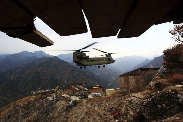 Trực thăng vận tải tiếp tế cho lực lượng đồn trú trên điểm cao